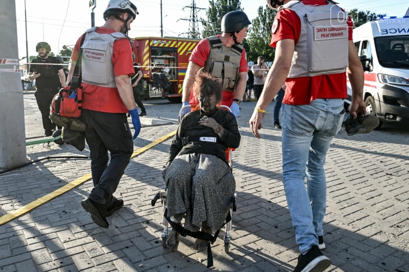Зруйнований автовокзал, поранені люди, робота служб: у Запоріжжі завершені аварійно-рятувальні роботи на місці влучання КАБ, - ФОТО
