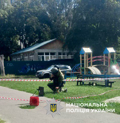 На дитячому майданчику у Києві перехожі помітили схожий на міну предмет (фото)
