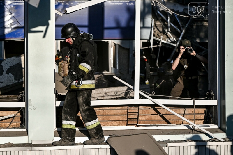 Зруйнований автовокзал, поранені люди, робота служб: у Запоріжжі завершені аварійно-рятувальні роботи на місці влучання КАБ, - ФОТО
