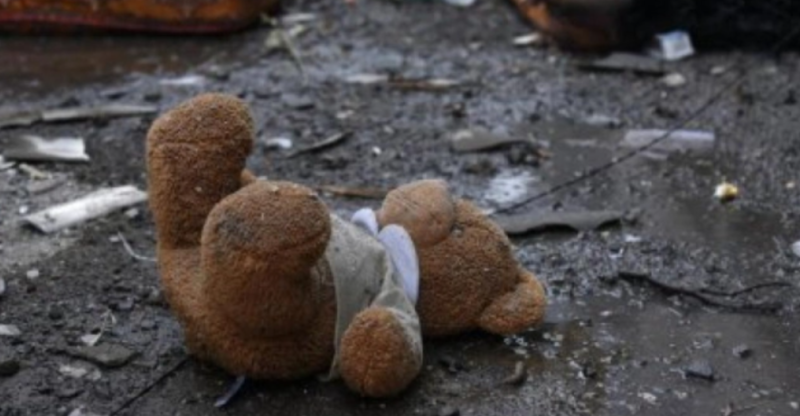 Трагедія для всіх: 11-річний хлопчик переїхав власну сестричку, вона померла прямо під колесами автомобіля