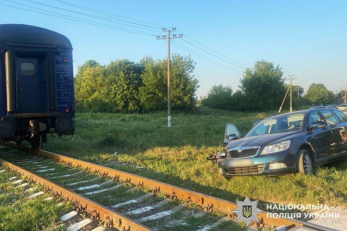 На Хмельниччині авто врізалося в локомотив: госпіталізовано жінку