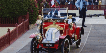 “Пані в червоному”: чоловік відновив рідкісний Renault Frères 1906 року після років забуття (ФОТО)