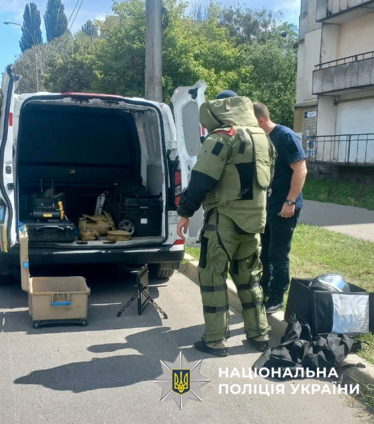 На дитячому майданчику у Києві перехожі помітили схожий на міну предмет (фото)