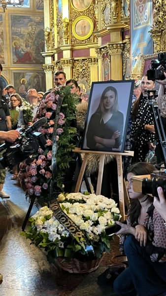 Київ попрощався із закатованою у полоні РФ журналісткою Вікторією Рощиною (фото)