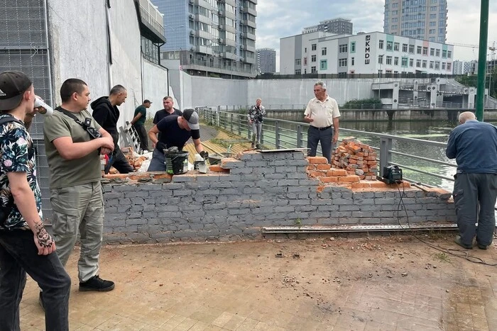 Скандал на набережній біля ЖК River Stone: команда Кличка знесла незаконний паркан, забудовник поставив новий