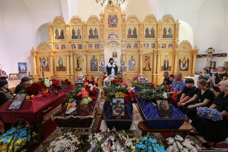 Київщина попрощалася з родиною Гайових, вбитою російською ракетою 31 липня (фото)