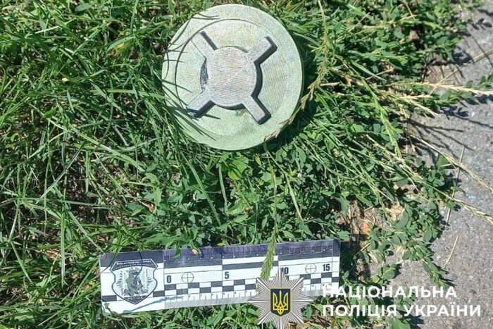 На дитячому майданчику у Києві перехожі помітили схожий на міну предмет (фото)