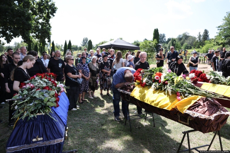 Київщина попрощалася з родиною Гайових, вбитою російською ракетою 31 липня (фото)