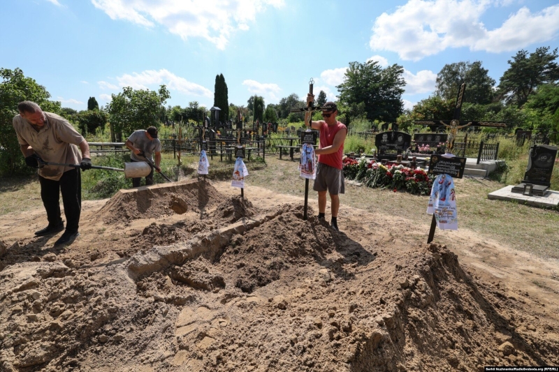 Київщина попрощалася з родиною Гайових, вбитою російською ракетою 31 липня (фото)