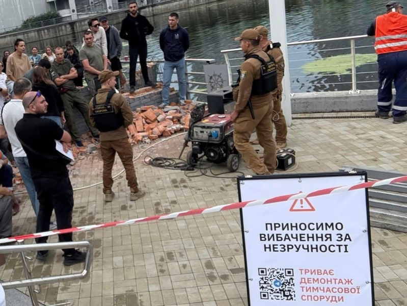 Скандал на набережній: команда Кличка знесла незаконний паркан, забудовник поставив новий