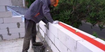 Пошкоджений ракетним ударом будинок на проспекті Шевченка відновлюють