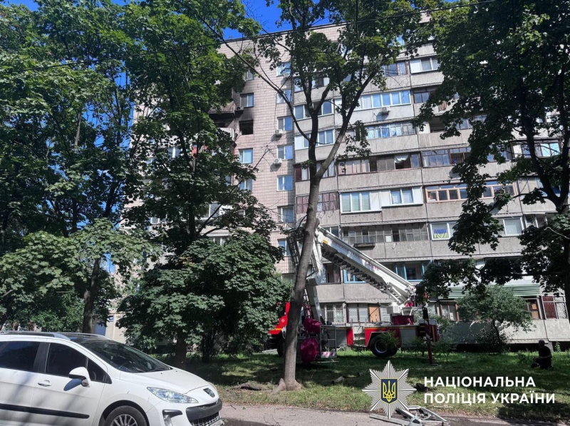 У Києві підозрюваний у скоєнні злочину підірвав квартиру, поранивши поліцейського (фото)