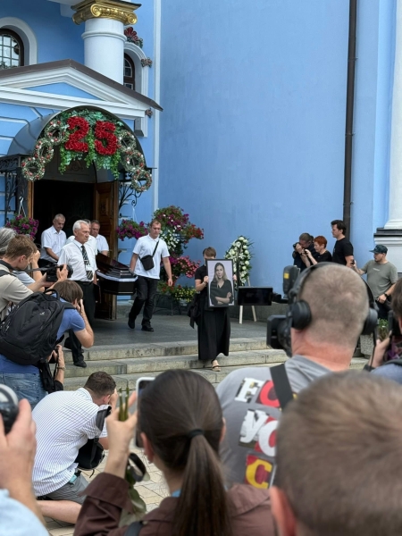 Київ попрощався із закатованою у полоні РФ журналісткою Вікторією Рощиною (фото)