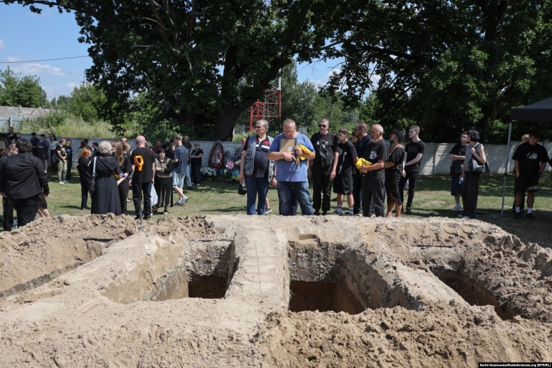 Київщина попрощалася з родиною Гайових, вбитою російською ракетою 31 липня (фото)