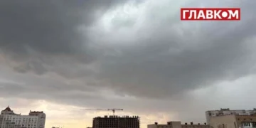 Тропічна гроза накрила Київ: місто поринуло у темряву (відео)