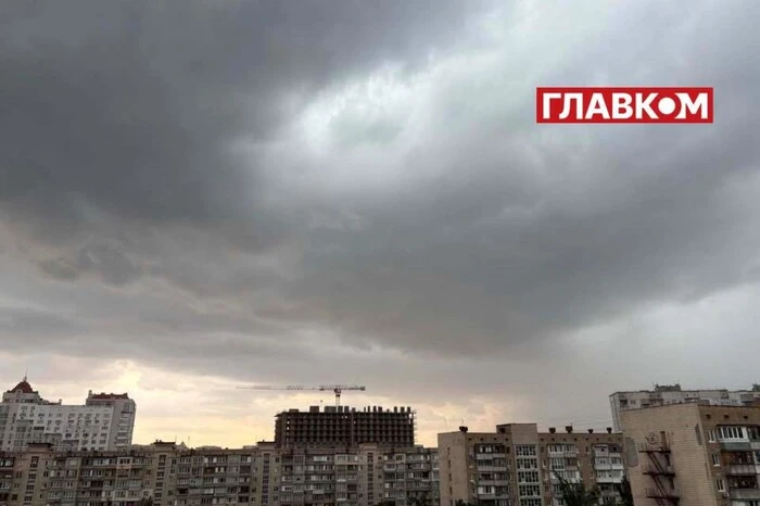 Тропічна гроза накрила Київ: місто поринуло у темряву (відео)