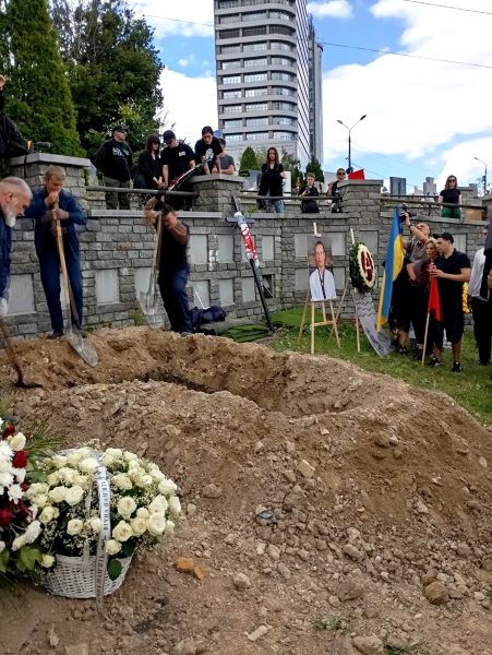 Київ попрощався із загиблим на війні художником Давидом Чичканом (фото)