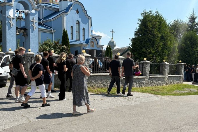 Київщина попрощалася з родиною Гайових, вбитою російською ракетою 31 липня (фото)