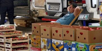 Ціни в Україні впали вперше за два роки