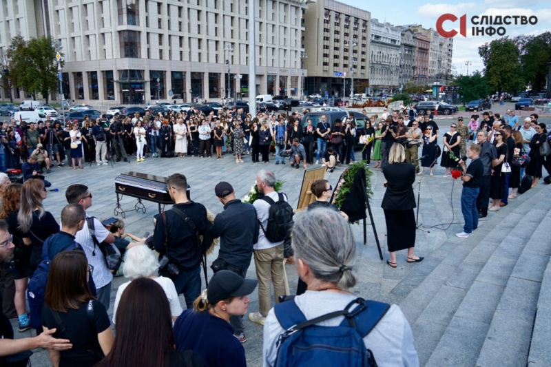 Київ попрощався із закатованою у полоні РФ журналісткою Вікторією Рощиною (фото)