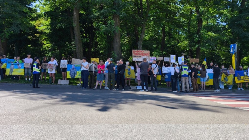 &laquo;Ні обміну територіями!&raquo; У Києві біля посольства США проходить мирна акція протесту (фото)