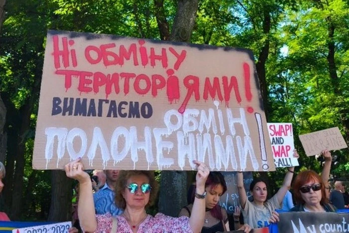 &laquo;Ні обміну територіями!&raquo; У Києві біля посольства США проходить мирна акція протесту (фото)