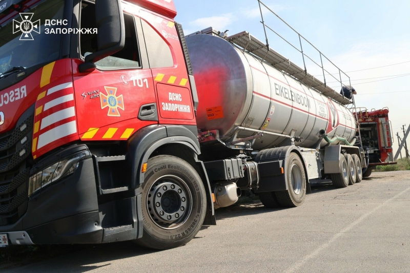 У Запорізькому районі сталася масштабна лісова пожежа: до гасіння залучили рятувальників з двох областей