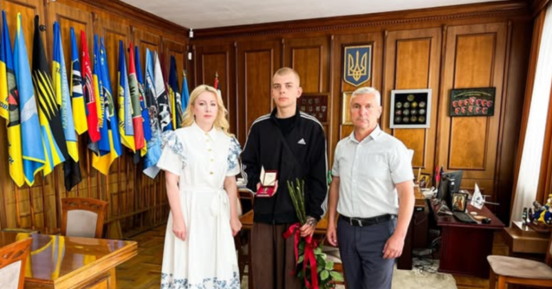 "Вічна шана Герою": на Прикарпатті син отримав посмертну нагороду батька-Героя (ФОТО)