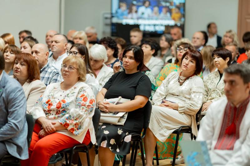 Безпека, ментальне здоров’я, подолання освітніх втрат, підтримка педагогів: на Полтавщині відбулася серпнева конференція освітян