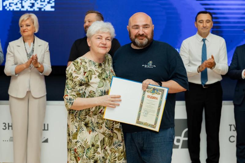 Безпека, ментальне здоров’я, подолання освітніх втрат, підтримка педагогів: на Полтавщині відбулася серпнева конференція освітян