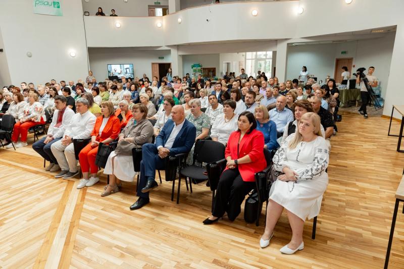 Безпека, ментальне здоров’я, подолання освітніх втрат, підтримка педагогів: на Полтавщині відбулася серпнева конференція освітян