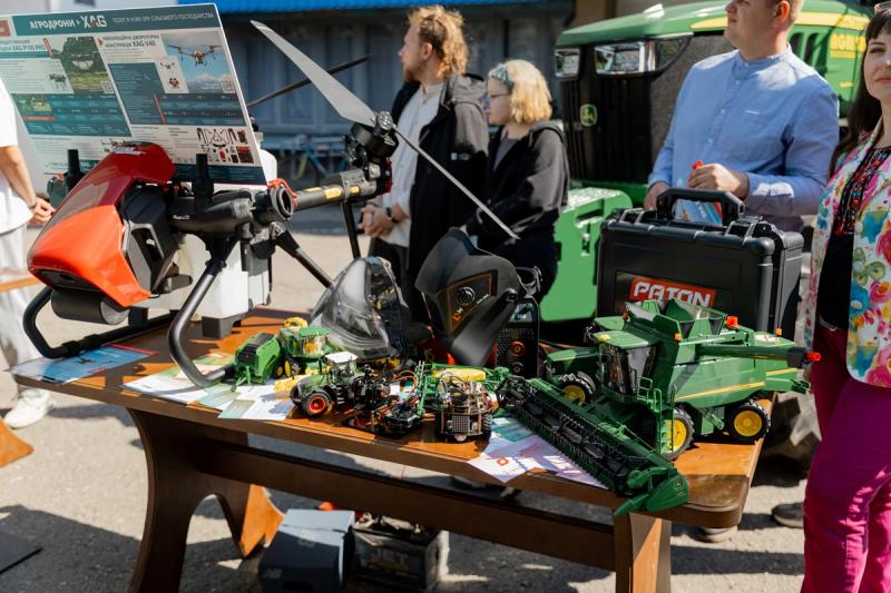 Безпека, ментальне здоров’я, подолання освітніх втрат, підтримка педагогів: на Полтавщині відбулася серпнева конференція освітян