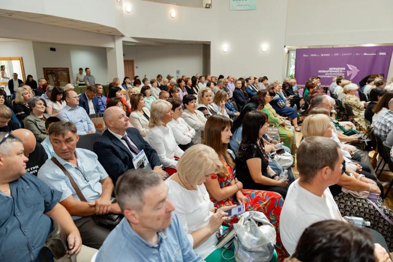 Безпека, ментальне здоров’я, подолання освітніх втрат, підтримка педагогів: на Полтавщині відбулася серпнева конференція освітян