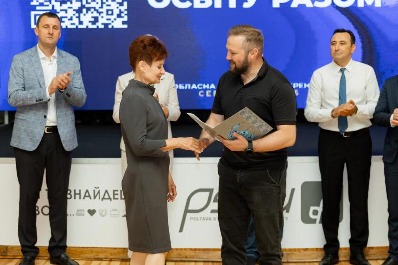 Безпека, ментальне здоров’я, подолання освітніх втрат, підтримка педагогів: на Полтавщині відбулася серпнева конференція освітян