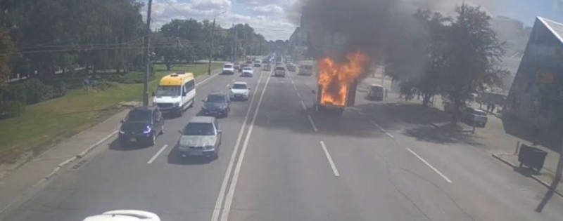 Біля Нового мосту евакуатор обірвав електродроти: згоріло авто, сталися ДТП, зупинився електротранспорт