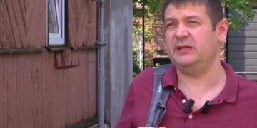 – Був сильний вибух, а потім почало горіти, – рівнянин, на будинок якого впали уламки «Шахеда»