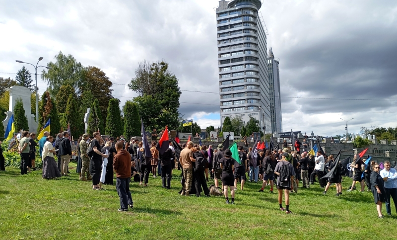 Київ попрощався із загиблим на війні художником Давидом Чичканом (фото)