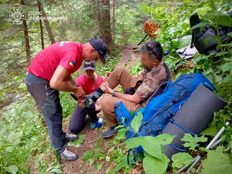 Порятунок на Грофі: турист із Львова травмував ногу під час спуску (ФОТО)