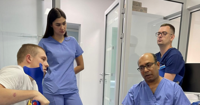 97% пацієнтів - військові: у Франківській лікарні консультував британський фахівець (ФОТО)