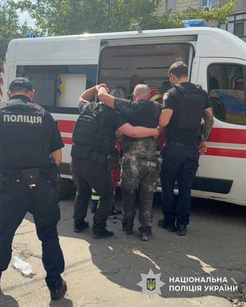 У Києві підозрюваний у скоєнні злочину підірвав квартиру, поранивши поліцейського (фото)