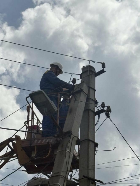 На Запоріжжі енергетики проклали 1,3 км нової повітряної лінії електромережі аби повернути світло мешканцям прифронтових громад