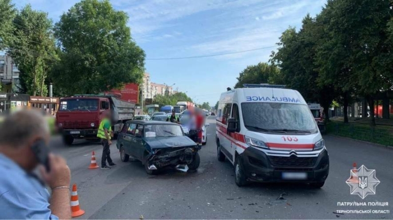 У Тернополі пʼяний водій легковика влетів в швидку