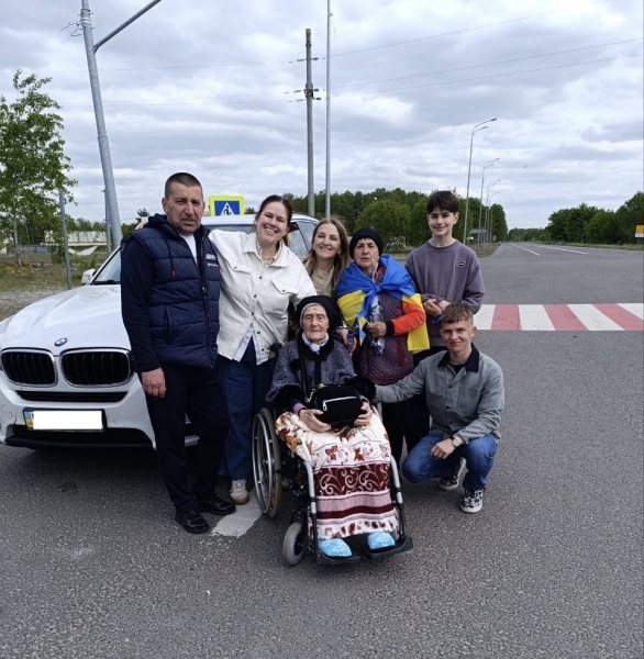 Доманове-Мокрани: Як люди з окупації і РФ за допомогою волонтерів проходять єдиний гуманітарний коридор, що залишився