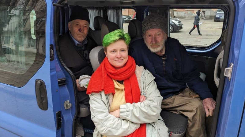 Доманове-Мокрани: Як люди з окупації і РФ за допомогою волонтерів проходять єдиний гуманітарний коридор, що залишився