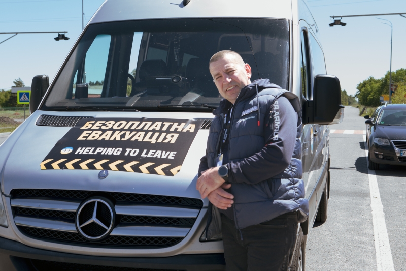 Доманове-Мокрани: Як люди з окупації і РФ за допомогою волонтерів проходять єдиний гуманітарний коридор, що залишився