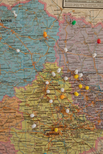 Доманове-Мокрани: Як люди з окупації і РФ за допомогою волонтерів проходять єдиний гуманітарний коридор, що залишився