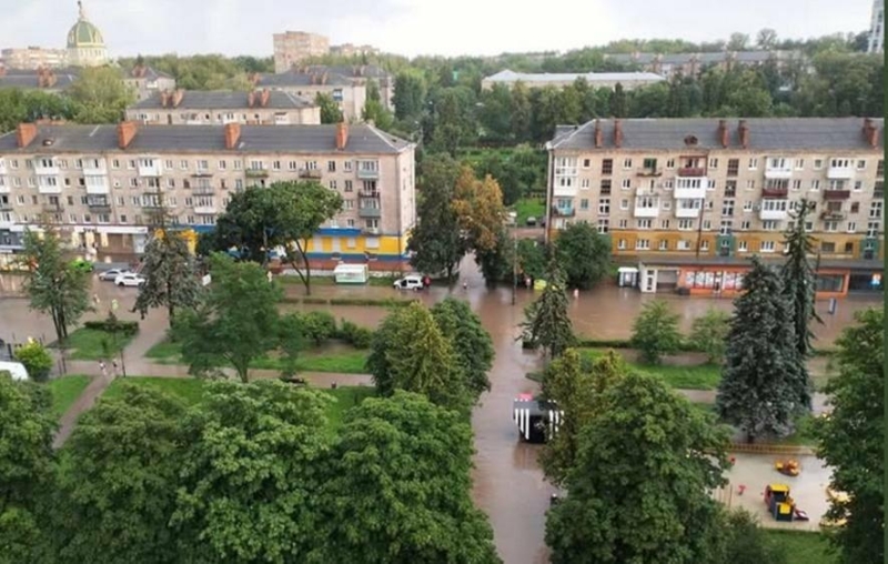 Дерево впало на лавки і людям у вікна, з автомобілів вода повідривала номерні знаки: збитки у Тернополі після зливи (ФОТО, ВІДЕО)