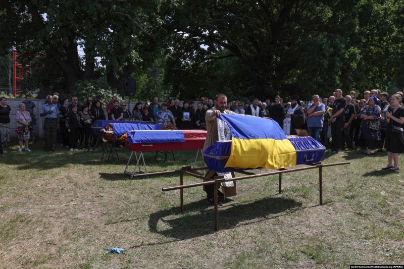 Київщина попрощалася з родиною Гайових, вбитою російською ракетою 31 липня (фото)