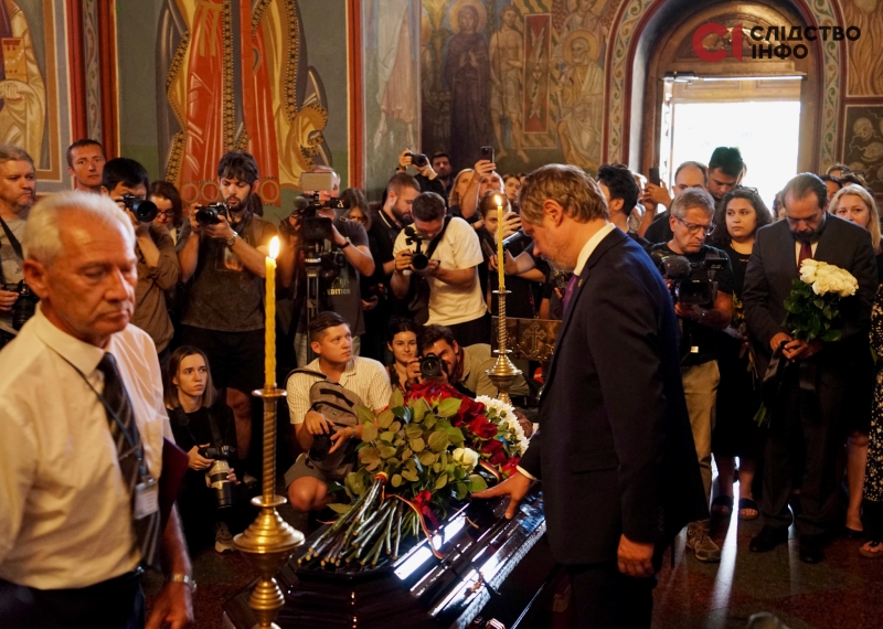 Київ попрощався із закатованою у полоні РФ журналісткою Вікторією Рощиною (фото)