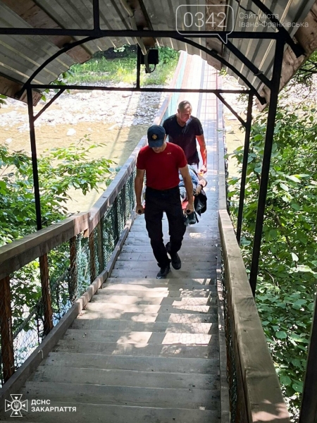 70-річну жінку з Івано-Франківщини рятували у горах Закарпаття (ФОТО)